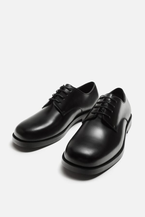 CHAUSSURES EN CUIR HABILLÉES